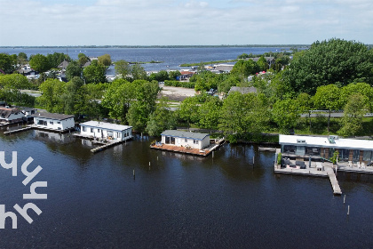 019 Comfortabele 2 persoons woonboot nabij Giethoorn met prachtig uitzicht over het meer