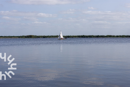 026 Comfortabele 2 persoons woonboot nabij Giethoorn met prachtig uitzicht over het meer