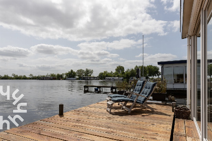 033 Comfortabele 2 persoons woonboot nabij Giethoorn met prachtig uitzicht over het meer