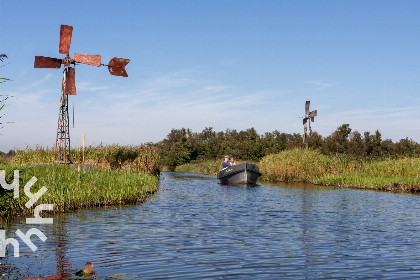 006 Fraai gelegen 2 persoons vakantiehuisje met uitzicht op natuurgebied in Giethoorn