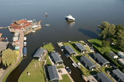 017 Heerlijk chalet op Chaletpark Kroondomein in Giethoorn met uitzicht over het meer!