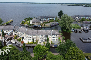 Luxe en ruim 4 persoons appartement in Wanneperveen aan het water met eigen aanlegplaats