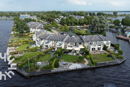 022 Modern 4 persoons bovenappartement nabij Giethoorn met prachtig uitzicht over het water