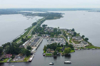 040 Modern 4 persoons bovenappartement nabij Giethoorn met prachtig uitzicht over het water