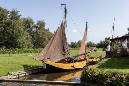 053 Modern 4 persoons bovenappartement nabij Giethoorn met prachtig uitzicht over het water