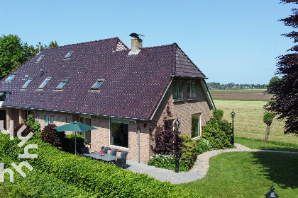 002 Prachtig gelegen 6 tot 8 pers. vakantiehuis, ruim ingericht met grote tuin, in Giethoorn