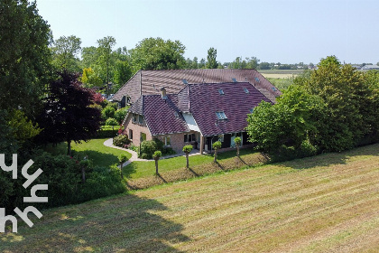 012 Prachtig gelegen 6 tot 8 pers. vakantiehuis, ruim ingericht met grote tuin, in Giethoorn