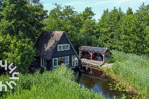 Prachtig Rietsnijdershuisje met trampoline en terras aan de Bovenwijde in Giethoorn