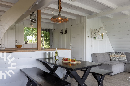 011 Prachtig Rietsnijdershuisje met trampoline en terras aan de Bovenwijde in Giethoorn