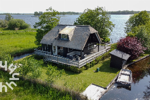 Uniek gelegen 6 persoons vakantiehuis aan het water in Giethoorn tussen de rietlanden