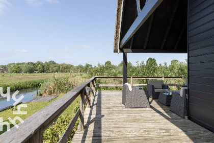 008 Uniek gelegen 6 persoons vakantiehuis aan het water in Giethoorn tussen de rietlanden