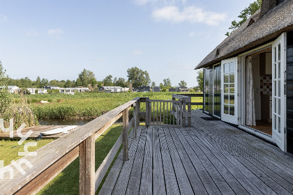 027 Uniek gelegen 6 persoons vakantiehuis aan het water in Giethoorn tussen de rietlanden