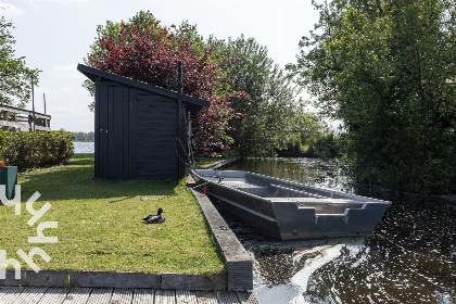 029 Uniek gelegen 6 persoons vakantiehuis aan het water in Giethoorn tussen de rietlanden