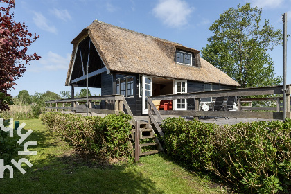 030 Uniek gelegen 6 persoons vakantiehuis aan het water in Giethoorn tussen de rietlanden