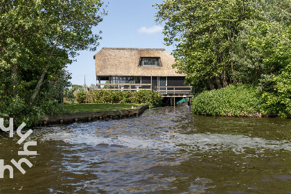 037 Uniek gelegen 6 persoons vakantiehuis aan het water in Giethoorn tussen de rietlanden