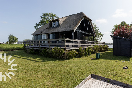 038 Uniek gelegen 6 persoons vakantiehuis aan het water in Giethoorn tussen de rietlanden