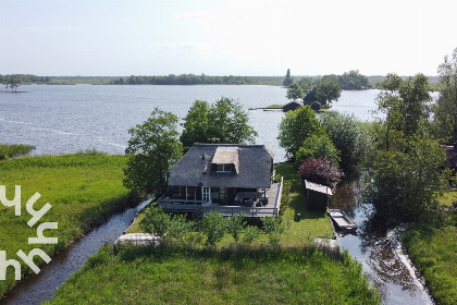 039 Uniek gelegen 6 persoons vakantiehuis aan het water in Giethoorn tussen de rietlanden