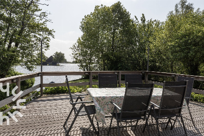 040 Uniek gelegen 6 persoons vakantiehuis aan het water in Giethoorn tussen de rietlanden