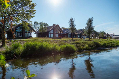 017 Vrijstaand 4 persoons chalet bij het water op park De IJssel Eilanden