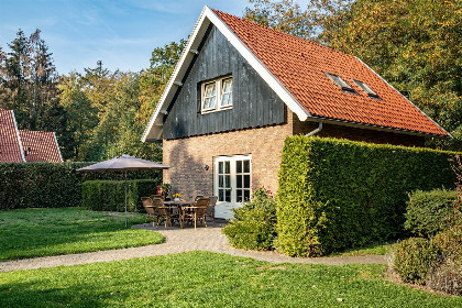 035 Heerlijk 8 persoons landhuis nabij Losser op Landgoed Het Borghuis