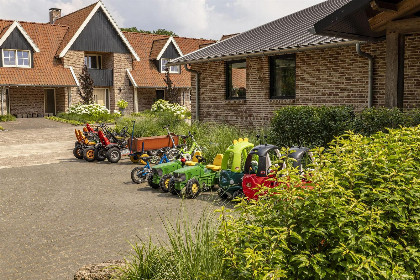 030 Twee heerlijke 8 persoons landhuizen met Finse Kota en hottub op Landgoed Het Borghuis