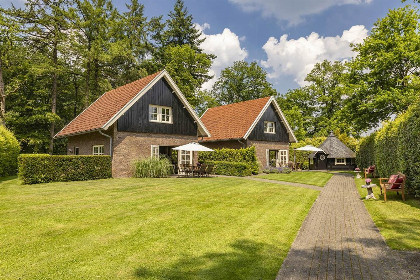 040 Twee heerlijke 8 persoons landhuizen met Finse Kota en hottub op Landgoed Het Borghuis