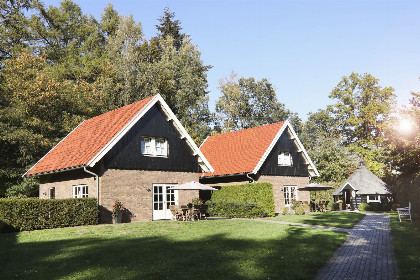 044 Twee heerlijke 8 persoons landhuizen met Finse Kota en hottub op Landgoed Het Borghuis