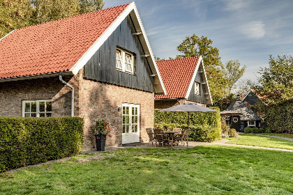 048 Twee heerlijke 8 persoons landhuizen met Finse Kota en hottub op Landgoed Het Borghuis