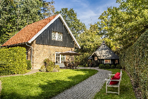 Twee luxe 8 persoons landhuizen met Finse Kota en hottub op Landgoed Het Borghuis