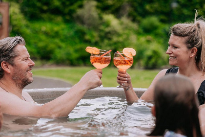 014 Twee luxe 8 persoons landhuizen met Finse Kota en hottub op Landgoed Het Borghuis