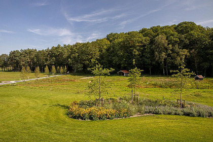 047 Twee luxe 8 persoons landhuizen met Finse Kota en hottub op Landgoed Het Borghuis