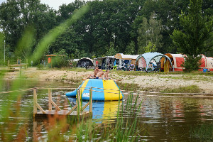 Kampeerplaats aan de speelvijver