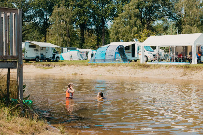 005 Kampeerplaats aan de speelvijver