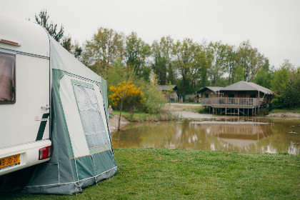 008 Kampeerplaats aan de speelvijver