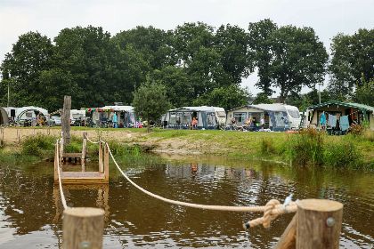 001 Kampeerplaats aan het water