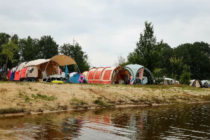 002 Kampeerplaats aan het water