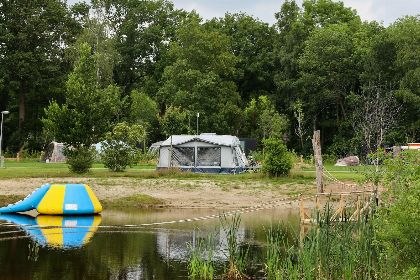 003 Kampeerplaats aan het water