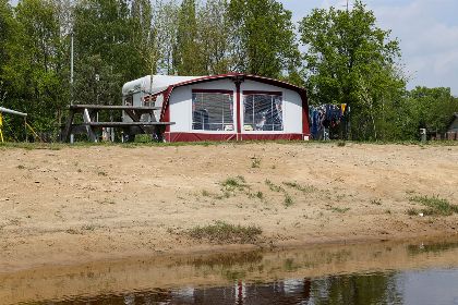 007 Kampeerplaats aan het water