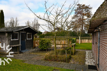 003 Prachtig gelegen 6 persoons vakantiehuis aan het water met grote tuin in Ossenzijl