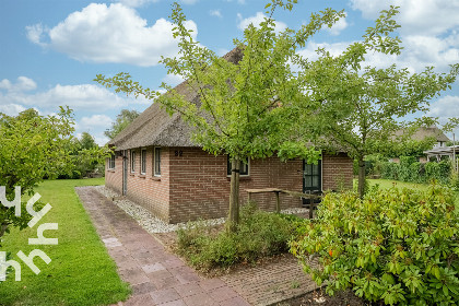 004 Prachtig gelegen 6 persoons vakantiehuis aan het water met grote tuin in Ossenzijl