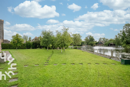 005 Prachtig gelegen 6 persoons vakantiehuis aan het water met grote tuin in Ossenzijl