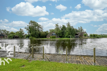 014 Prachtig gelegen 6 persoons vakantiehuis aan het water met grote tuin in Ossenzijl