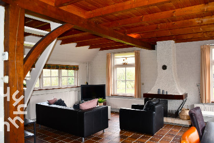 015 Prachtig gelegen 6 persoons vakantiehuis aan het water met grote tuin in Ossenzijl