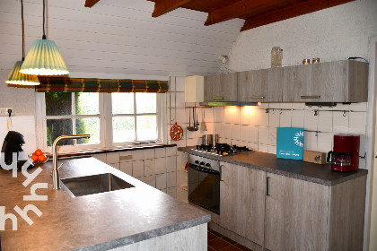 017 Prachtig gelegen 6 persoons vakantiehuis aan het water met grote tuin in Ossenzijl