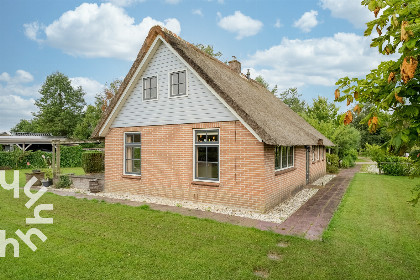023 Prachtig gelegen 6 persoons vakantiehuis aan het water met grote tuin in Ossenzijl