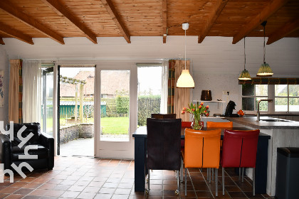 025 Prachtig gelegen 6 persoons vakantiehuis aan het water met grote tuin in Ossenzijl