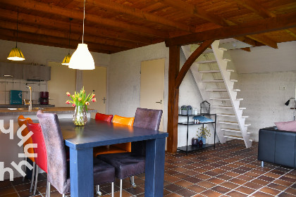 026 Prachtig gelegen 6 persoons vakantiehuis aan het water met grote tuin in Ossenzijl