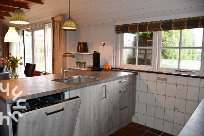 027 Prachtig gelegen 6 persoons vakantiehuis aan het water met grote tuin in Ossenzijl