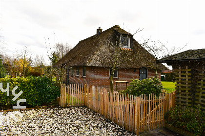 031 Prachtig gelegen 6 persoons vakantiehuis aan het water met grote tuin in Ossenzijl