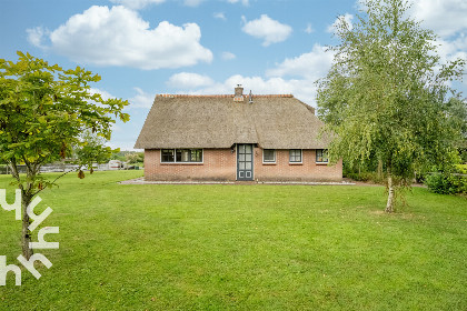 032 Prachtig gelegen 6 persoons vakantiehuis aan het water met grote tuin in Ossenzijl